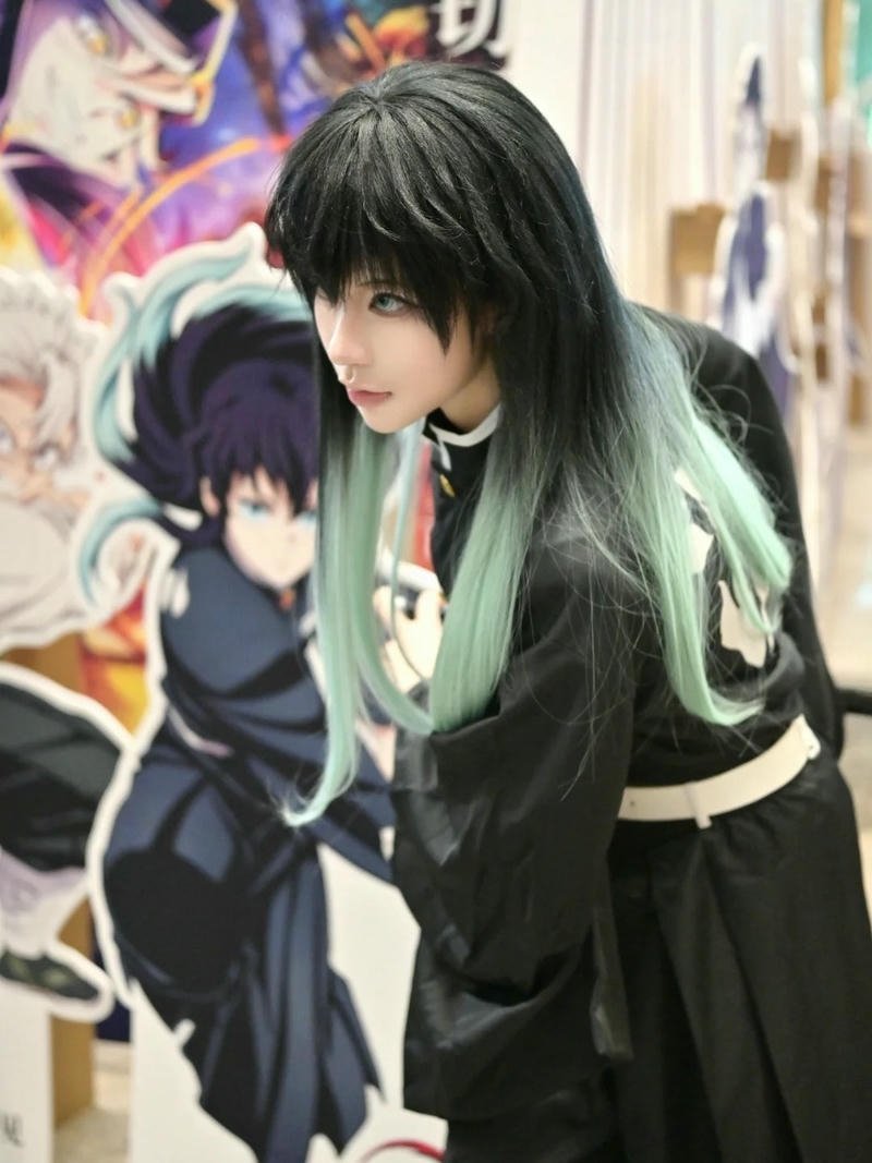 Ha tru cosplay dung canh mot ban nho khac