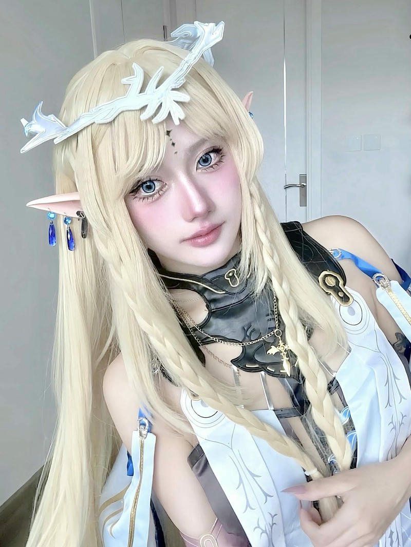 Nguyen Thi Ha Vi cosplay yeu tinh tai nhon toc vang